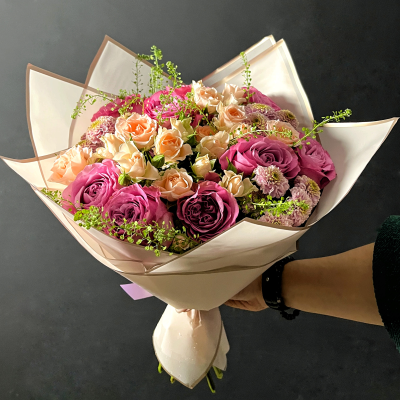 bouquet 1182: Пионовидные розы Queens Crown, хризантема Сантини, кустовые розы
