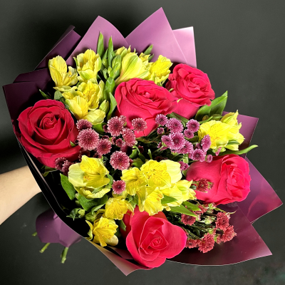 bouquet 1224: розы Hot Explorer, Альстромерии, хризантема Сантини