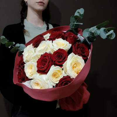 bouquet 1288: роза Explorer, роза Candlelight, эвкалипт