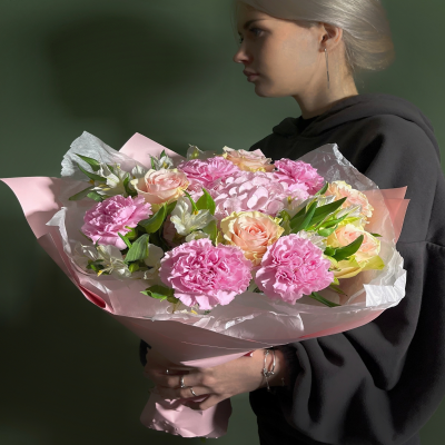 bouquet 1427: диантусы, эквадорские розы Frutteta, альстромерии, гортензия