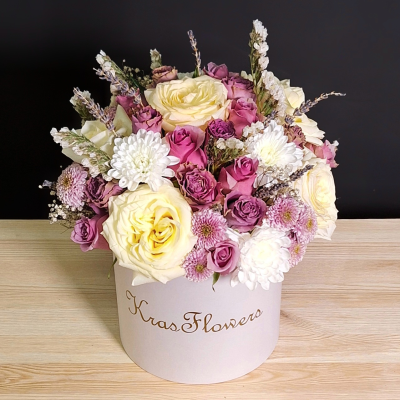 flowerbox 1250: кустовая роза, розы Candlelight, хризантема Сантини, хризантема Baltica, статица, лаванда